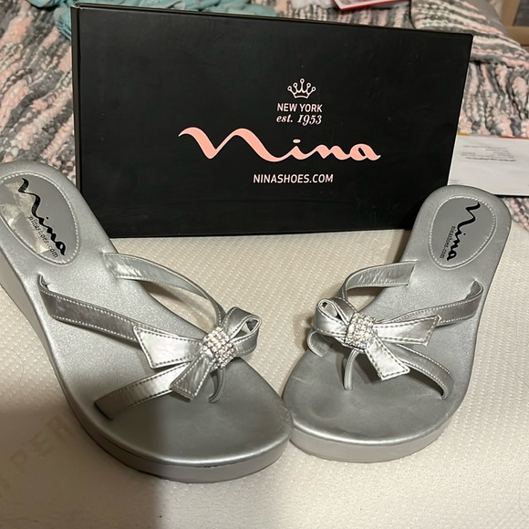 Nina sandals with rhinestones on bow silver color comes with original box - Picture 1 of 8